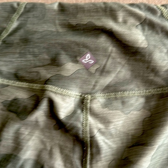 Prana Camo Print Leggings with pockets- sz Large - Picture 4 of 4
